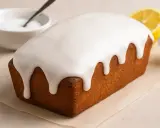 Un délicieux cake au citron avec un glaçage blanc dégoulinant. Parfait pour un glacage sur gateau froid ou chaud, il est prêt à être dégusté.