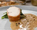 En saftig kycklingrulle med grönkål och en krämig pepparsås. Ett perfekt pepparsås recept för en lyxig middag.