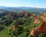 Paisaje de Las Médulas, León. Impresionantes formaciones rojizas y vegetación exuberante, ideal para rutas senderismo León.