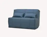 Canapé convertible bleu, deux coussins. Facile à transformer en lit, découvrez comment replier un bz pour gagner de la place.