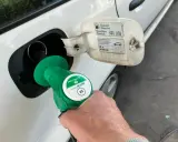 Tankowanie auta. Pistolet z zieloną końcówką, oznaczony jako "euro super Pb E5", jest wkładany do wlewu paliwa. Na klapce wlewu widnieje napis "Diesel".
