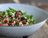 Frischer Tabouleh-Salat mit Granatapfelkernen, Petersilie und Bulgur. Ein köstliches tabouleh rezept für den Sommer.