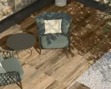Aménager une terrasse moderne avec des fauteuils confortables, une table basse et un sol imitation bois. L'ombre des arbres crée une atmosphère paisible.