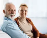 Uśmiechnięci seniorzy, cieszący się spokojem i zasłużonym odpoczynkiem. To, co się należy po 60 roku życia – czas na radość i bliskich.