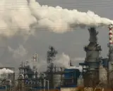 Rauchschwaden steigen aus einer Industrieanlage auf, die die Energieproduktion in China symbolisiert.