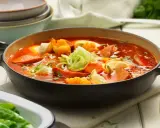En värmande korvgryta med morötter och vitkål, perfekt för ett enkelt korvgryta recept. Serveras med gröna bönor och en klick senap.