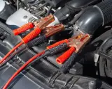 Kable rozruchowe podłączone do akumulatora, bo auto nie odpala, mimo że akumulator jest sprawny.