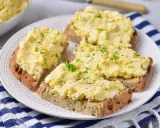 Pyszna pasta z jajek na chlebie, posypana szczypiorkiem i pieprzem. Idealna na szybkie śniadanie lub przekąskę.