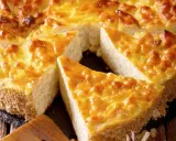 Una fetta dorata di torta di riso salata, con la crosta croccante e un ripieno soffice. Perfetta per un aperitivo o un pasto leggero.
