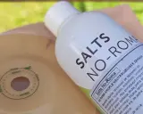 Butelka z płynem "Salts No-Roma" do neutralizacji zapachu przy stomii. Koniec z obawami, czy stomia śmierdzi!
