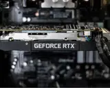 Carte graphique GeForce RTX installée dans un ordinateur.