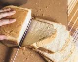Krojony bochenek chleba, jak z przepisu na chleb naszych babć. Idealny do tostów i kanapek.