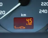 Indicador de consumo medio gasolina 100 km: 4.5 L/100. El coche muestra un consumo eficiente.