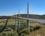 El viaducto de Millau, una maravilla de la ingeniería, se alza majestuoso sobre un valle verde. Su construcción desafía la gravedad.