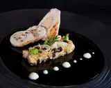 Un roulé de volaille farci au foie gras, accompagné d'un riz aux fruits secs et légumes verts, une spécialité Jura.