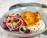 Krispigt panerad fisk med grekisk sallad och tzatziki. Ett perfekt fetaost recept för en lätt lunch.