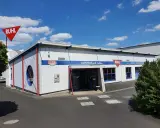Gebäude von Ruhl Autoteile mit rotem Schild und blauem Schriftzug "AUTOTEILE und mehr...".