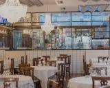 Interno del ristorante Amerigo a Rimini, con tavoli apparecchiati e lampadari eleganti.