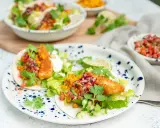 Två läckra fish tacos med krispig fisk, färsk salsa, majs och grönsaker. En festlig måltid!