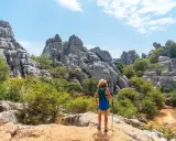 Senderista admira el paisaje kárstico, ideal para rutas senderismo Sevilla.