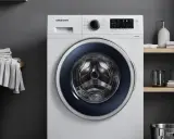 Nowa pralka Samsung z błędem SE. W łazience obok stoją czyste ręczniki i dozownik mydła.