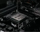 Un processeur AMD Ryzen 5 3600 est installé sur une carte mère ASUS. Attention, il y a trop de pâte thermique appliquée.