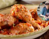 Sabrosa receta de pollo en salsa, preparado por una abuela en su cocina.