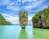 Kajakarz podziwia skalne formacje w Zatoce Phang Nga, Phuket, Tajlandia.