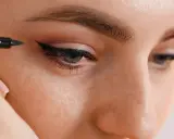 Application d'un trait d'eyeliner permanent pour un regard intense.