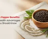 Miseczka pełna czarnego pieprzu, z którego wysypano aromatyczny proszek. Odkryj korzyści zdrowotne olejku z czarnego pieprzu.