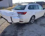 Biały box bagażowy na hak holowniczy zamontowany z tyłu białego kombi.