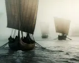 Vikingaskepp i dimma, en påminnelse om spännande fakta om vikingatiden och deras resor över havet.
