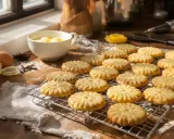 Délicieux biscuit avec blanc d'oeuf uniquement, parsemé de farine sur une grille. Des ingrédients frais sont prêts pour la pâtisserie.