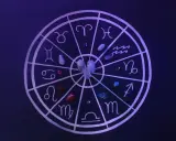 Koło zodiaku z symbolami znaków i kryształami. Znaki kardynalne astrologia w centrum.