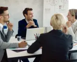 Zespół omawia strategię rozwoju, w tym przejęcie pracowników zgodnie z art. 23. Wszyscy skupieni na dyskusji.