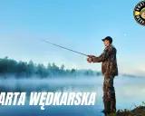 Wędkarz łowi ryby o poranku. Zbliża się czas na zdanie egzaminu na kartę wędkarską online.
