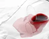 Wino na białej bluzce? Sprawdź, jak skutecznie usunąć plamę!