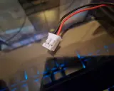 Ein weißer jst bec stecker mit roten und schwarzen Kabeln, bereit für den Anschluss.