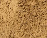 Textura de arena de miga, ideal para construcción, jardinería y filtración. Sus usos son variados y esenciales.