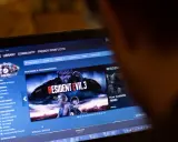 Gracz przegląda Steam, widząc Resident Evil 3. Zastanawia się, jak oddać grę na Steam, gdyby okazała się nieodpowiednia.