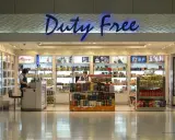 Sklep Duty Free z alkoholem i perfumami. Zastanawiasz się, czy można przewozić alkohol w bagażu podręcznym Wizzair? Sprawdź zasady przed zakupami.