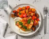 En tallrik med stekt kolja, krämig sås och rostade rotfrukter. Ett enkelt och gott kolja recept.