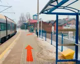 Pociąg na stacji, strzałki wskazują drogę. Tak jak dojechać z Krakowa do Wieliczki.