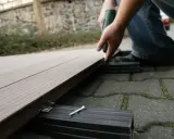 Montaż desek kompozytowych na balkonie. Wkręcanie śruby w konstrukcję podłogi.