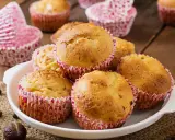 Pyszne muffinki z rabarbarem, pachnące wiosną, w papierowych foremkach z serduszkami.