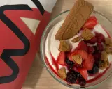 Leckere vegane Smoothie Bowl mit frischen Beeren, Kekskrümeln und einem Lotus-Keks.