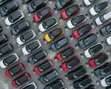 Vista aérea de un aparcamiento lleno de coches. ¿Cuántos coches hay en España? ¡Muchos!