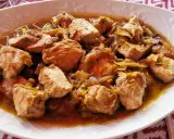 Sabroso bonito en escabeche, trozos de pescado tierno con cebolla en una salsa dorada.