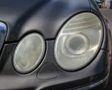 Zmatowiałe lampy samochodu, które wymagają polerowania. Zastanawiasz się, ile kosztuje polerowanie lamp?