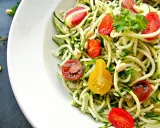 Zoodles: Jak zrobić idealne spaghetti z cukinii bez wody?